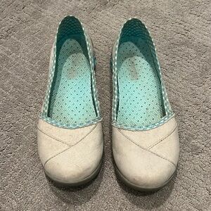 Columbia light grey flats